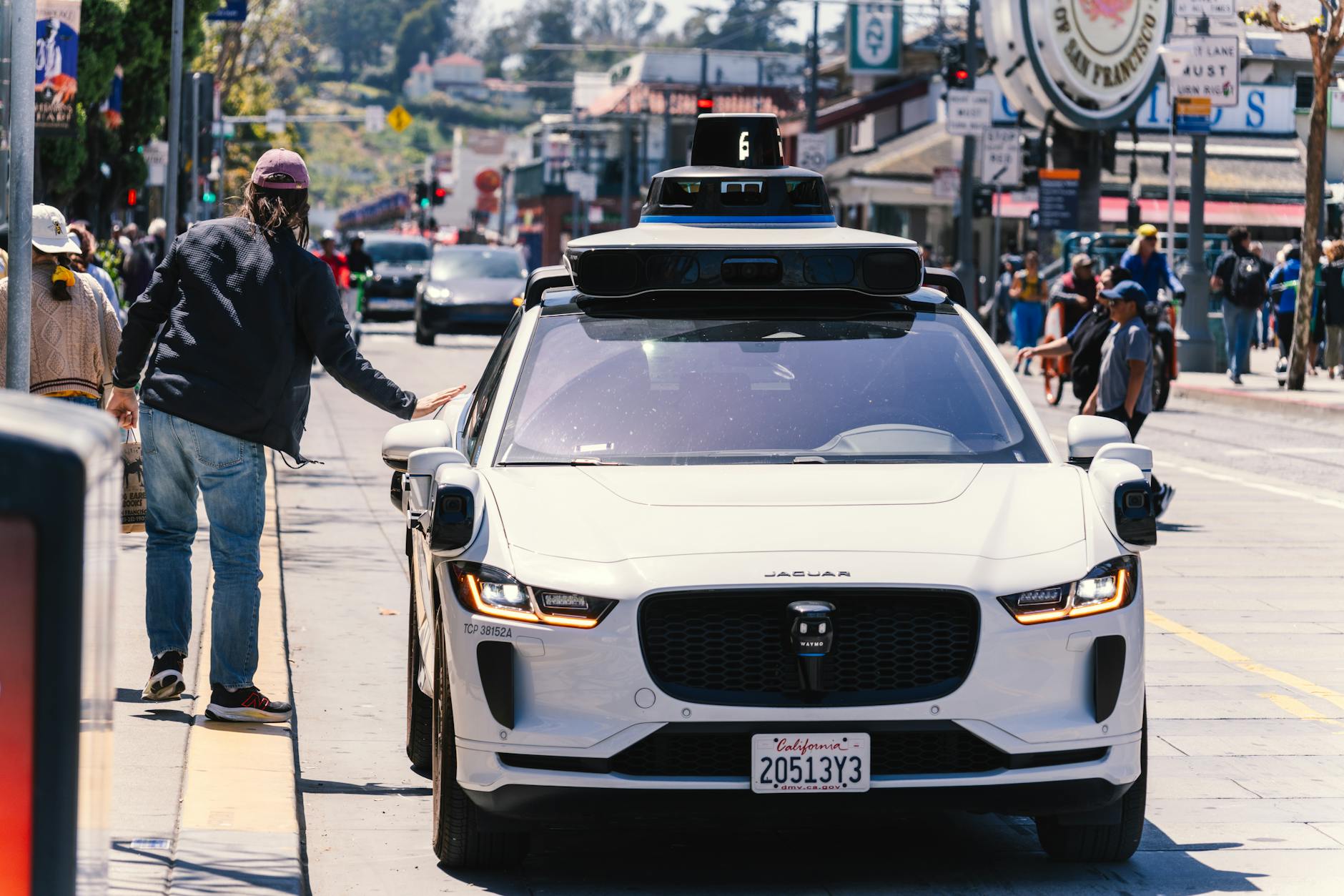 Autonomiczny samochód jedzie ruchliwą ulicą San Francisco
