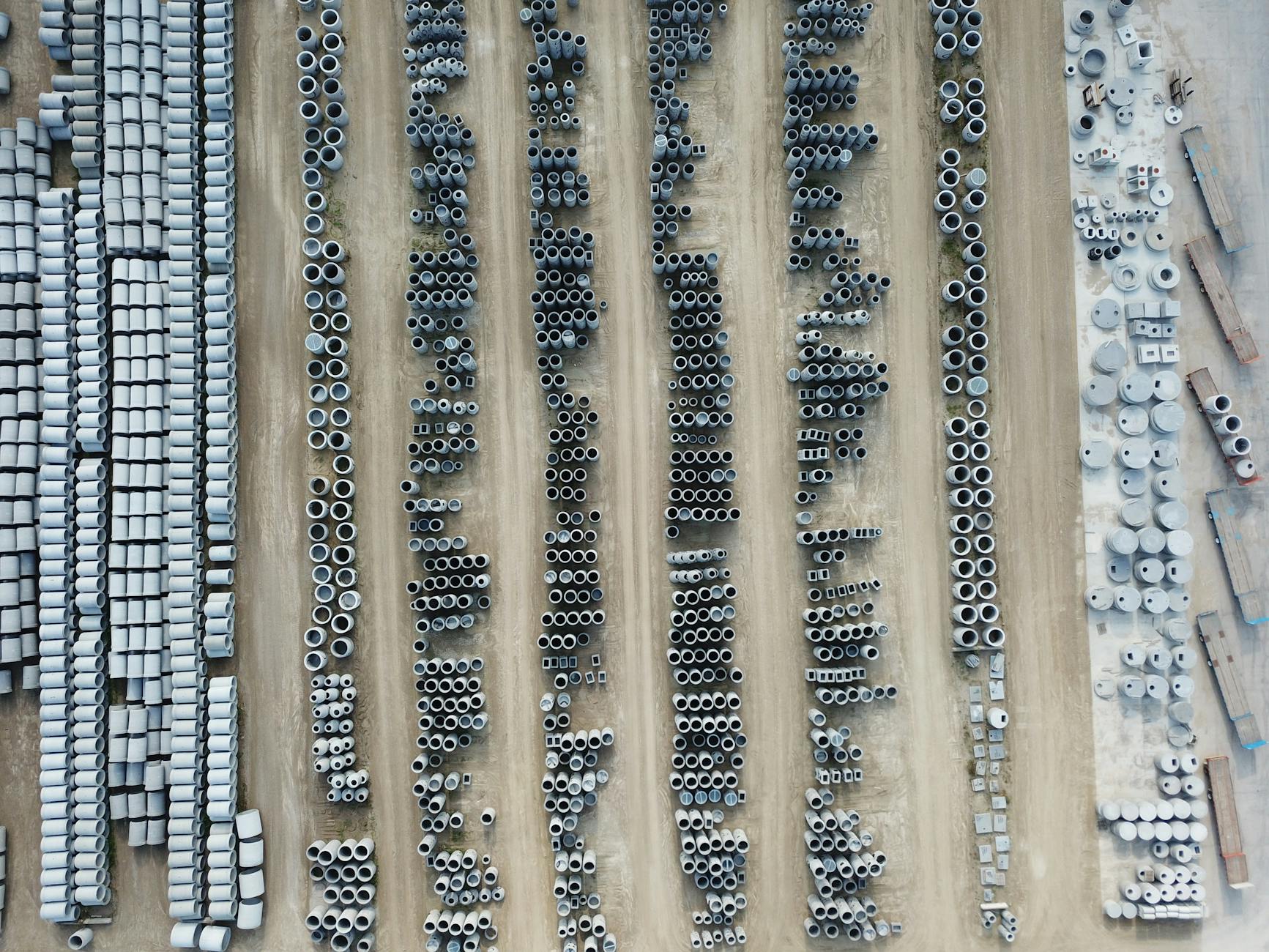 Z lotu ptaka zakład z prefabrykatami betonowymi i rurami kanalizacyjnymi