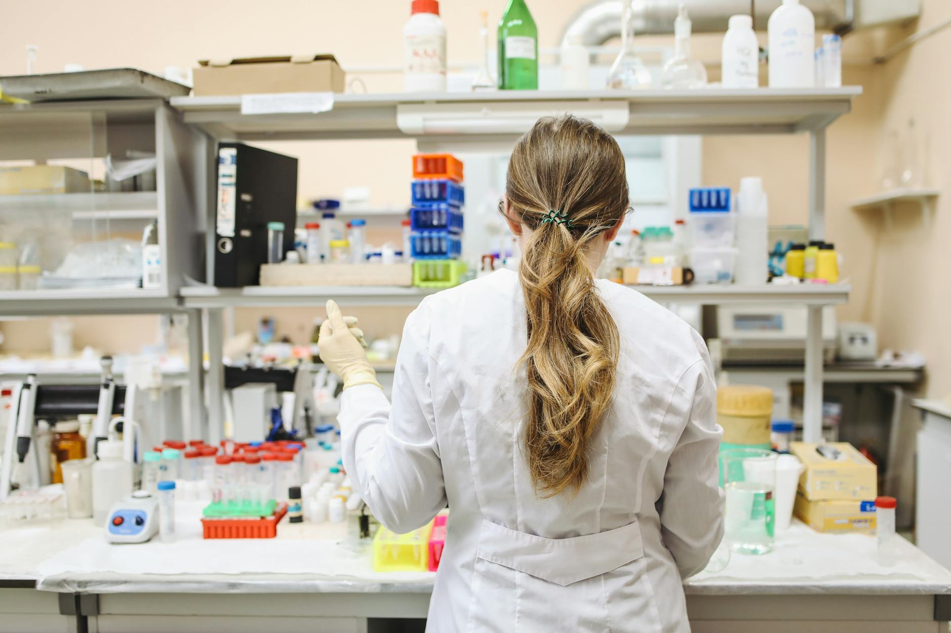 Naukowczyni prowadząca analizę chemiczną w nowoczesnym laboratorium