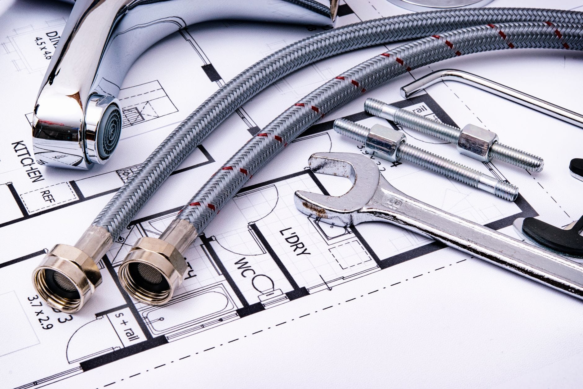 Narzędzia hydrauliczne i bateria na planie instalacji wodnej domu Narzędzia hydrauliczne i bateria na planie instalacji wodnej domu